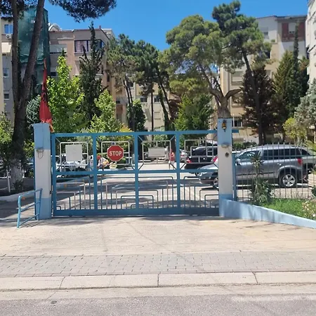 Roan's Lejlighed Golem (Tirana)