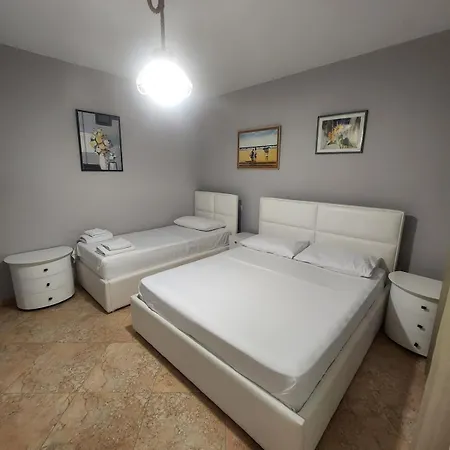 Roan's Apartament Golem (Tirana)